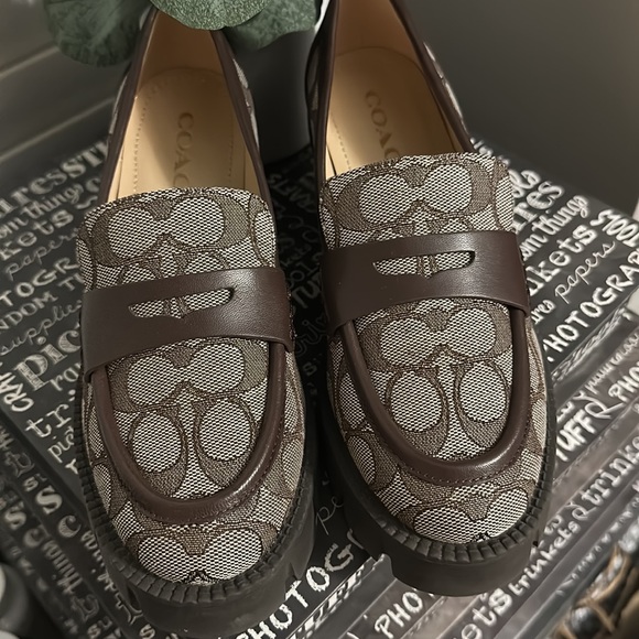 Coach Cora Loafer in the brown jacquard print size 6. - Picture 2 of 10